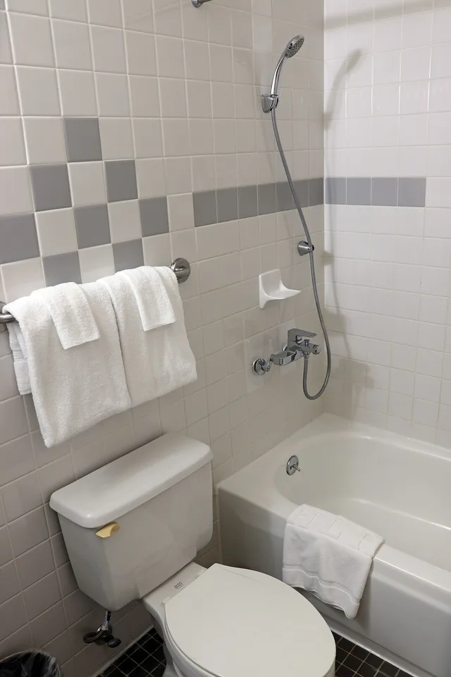 Room, Queen Bed, Harmon Loop Hotel 4/7