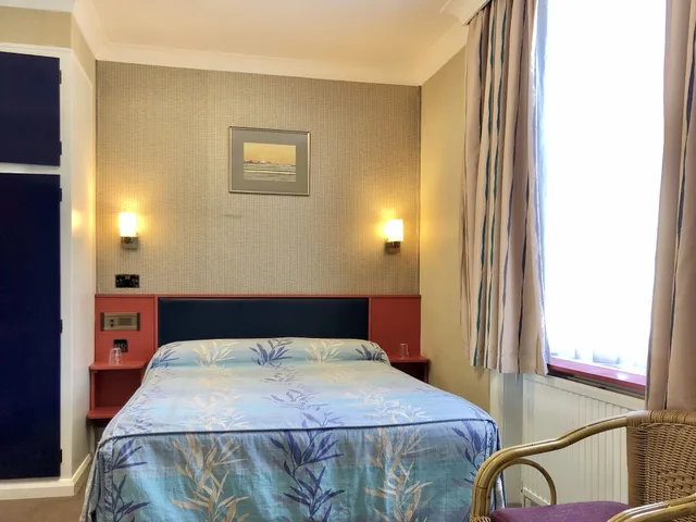 Adjoining, Family Suite, 5 Beds, 1 Single and 2 Double Beds, Shared Bathroom، Mitre House 1/8