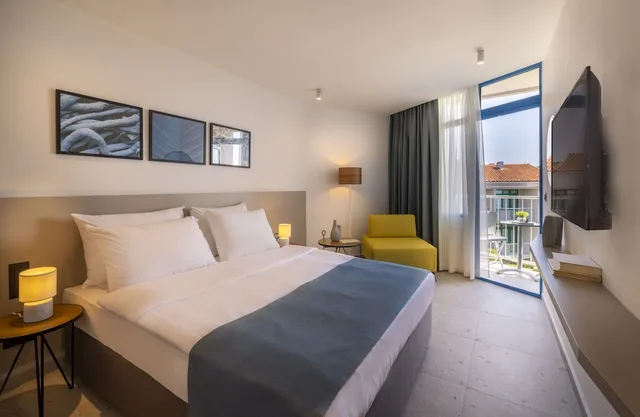 غرفة سوبيريور ثلاثية بفراش فوتون بإطلالة على البحر بشرفة، Maistra Select Funtana All Inclusive Resort 2/3