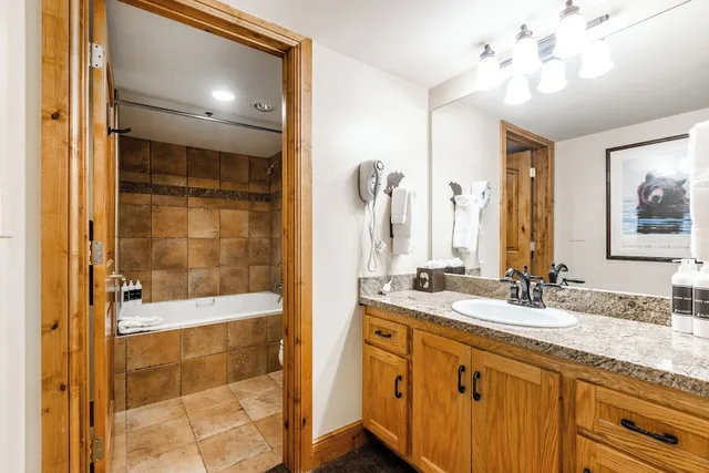 2 Bedrooms, Condominium, 1 King and 2 Double Beds, Sofa، Silver King Hotel 6/9