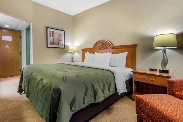 غرفة بسرير كينج لذوي الإعاقة، Quality Inn & Suites Mansfield 1/7