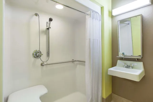 Standard, Queen Bed, Accessible, Microtel Inn & Suites by Wyndham Spring Hill/Weeki Wachee 5/5