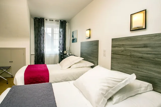 غرفة قياسية بسريرين منفصلين، Hotel The Originals de la Baie de Morlaix 2/2