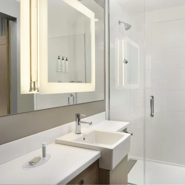 جناح بسرير كينج مع سرير سحّاب إضافي مع أريكة لذوي الإعاقة، SpringHill Suites Jacksonville Baymeadows 4/4