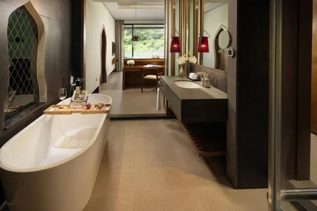 غرفة بريميير بسرير كينج بجاكوزي، Avista Hideaway Phuket Patong MGallery 7/10