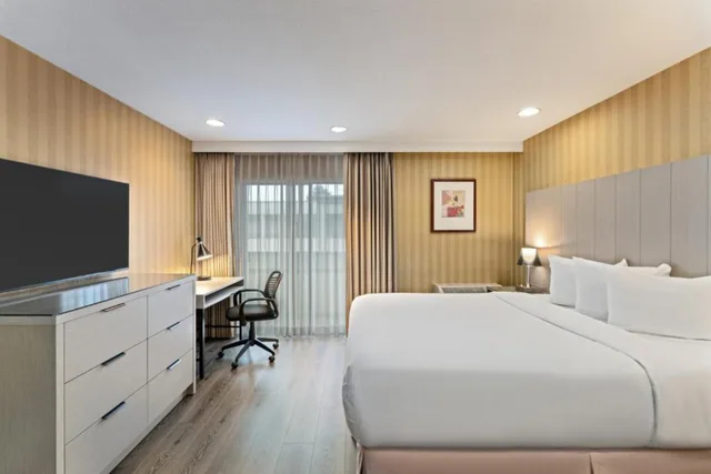 Room, Queen Bed, Executive Hotel Vancouver Airport 1/3