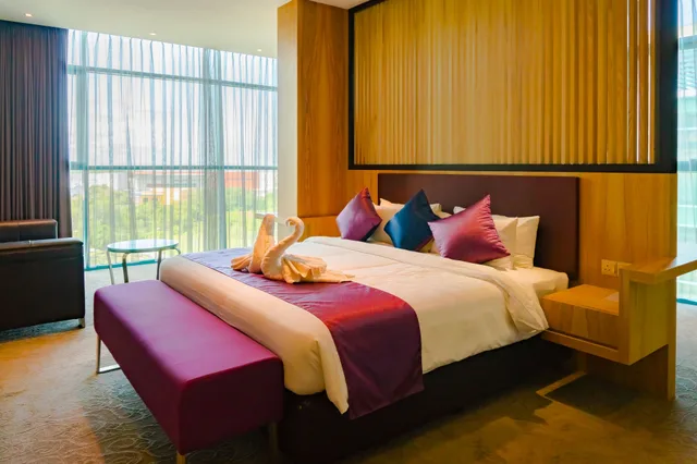 Green, Suite, King Bed، Greens Hotel And Suites 1/7