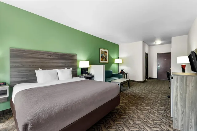 غرفة بسرير كينج، Quality Inn and Suites Airport West 2/5