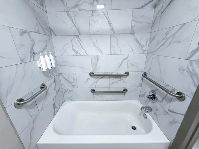 غرفة بسريرين كوين بحوض استحمام لذوي الإعاقة، Days Inn & Suites by Wyndham Santa Rosa 5/6