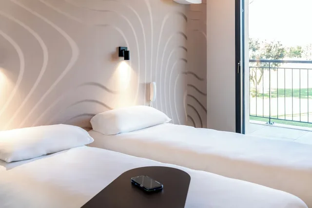 غرفة كومفورت بسريرين منفصلين بشرفة، ibis Styles Cabries Aix-en-Provence TGV 6/10