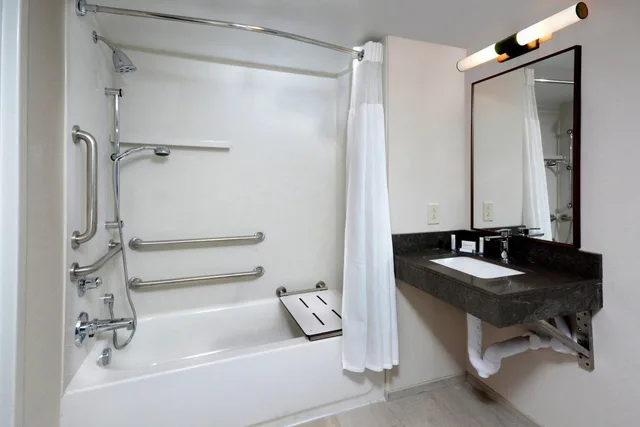 غرفة بسريرين كوين بحوض استحمام لذوي الإعاقة، Fairfield Inn Greensboro Airport 4/6