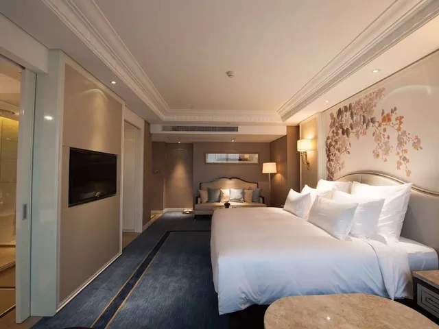 Premier, King Bed, Kasion International 1/2