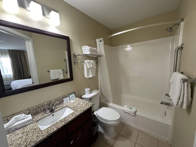 غرفة بسرير كينج، MainStay Suites Coralville - Iowa City 6/10