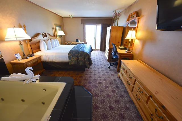 Standard, King Bed, Courtyard Area، Best Western Plus Dockside Waterfront Inn 7/7