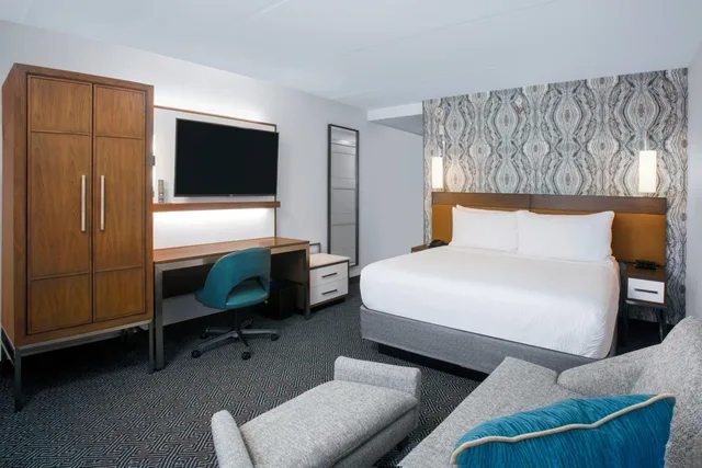 Room, King Bed, Sofa, Bathtub, Accessible, Courtyard By Marriott Miami Aventura Mall 5/10