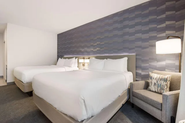 جناح بسريرين كوين، Comfort Inn & Suites Gaylord 2/3