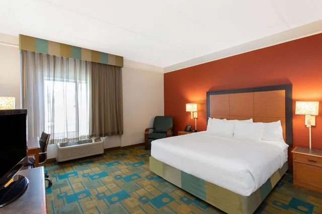 غرفة بسرير كينج لذوي الإعاقة، La Quinta Inn & Suites by Wyndham Jacksonville Butler Blvd 6/10
