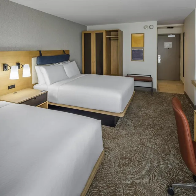 غرفة بسرير كينج وسريرين كوين، DoubleTree by Hilton Laredo 1/3