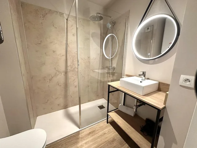 غرفة كومفورت بسرير كينج في الطابق الأرضي، Best Western Hotel de la plage Normandie 4/7
