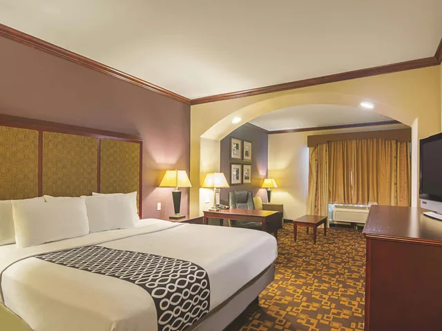 جناح ديلوكس تنفيذي بسرير كينج، La Quinta Inn And Suites By Wyndham Lindale 1/3