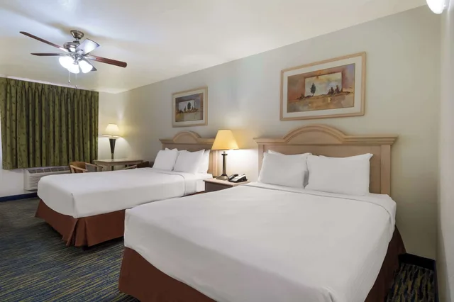 غرفة قياسية كبيرة بسريرين كوين، SureStay Hotel by Best Western Falfurrias 3/5