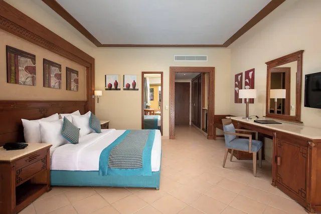 Superior, Queen Bed, Sea View, Charmillion Club Resort 4/10