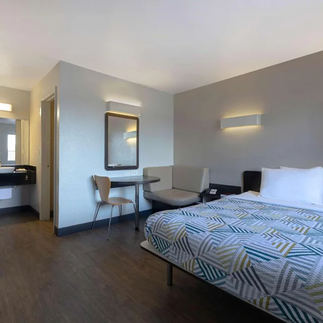 غرفة بسرير كوين، Motel6 San Antonio, TX - West SeaWorld 2/10