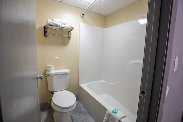 Room, 2 King Beds, Super 8 By Wyndham Rockford 4/5