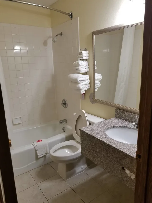 جناح بسرير كينج مع أريكة، Clarion Pointe Bettendorf - Quad Cities 4/9