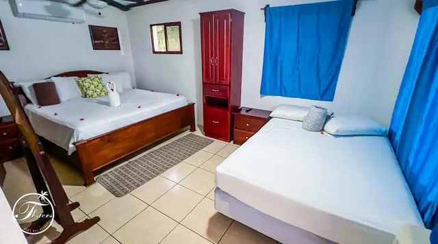 كابينة بسرير كينج، Foster's West Bay Resort 1/3