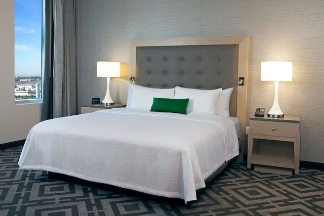 جناح بسرير كينج وسريرين مزدوجين بغرفتي نوم لذوي الإعاقة، Homewood Suites by Hilton Los Angeles International Airport 1/2