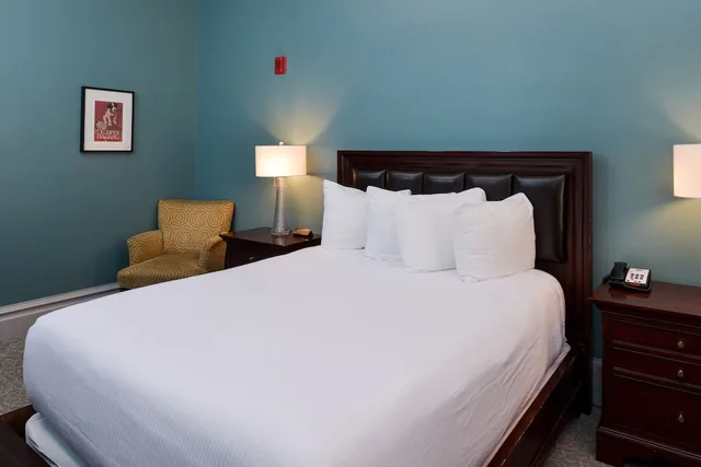 غرفة قياسية بسرير كوين، Montvale Hotel 2/3