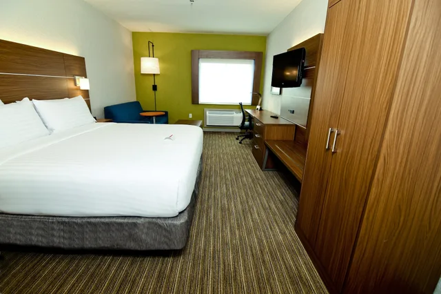 غرفة قياسية بسرير كينج لذوي الإعاقة، Holiday Inn Express Flint-Campus Area 2/5