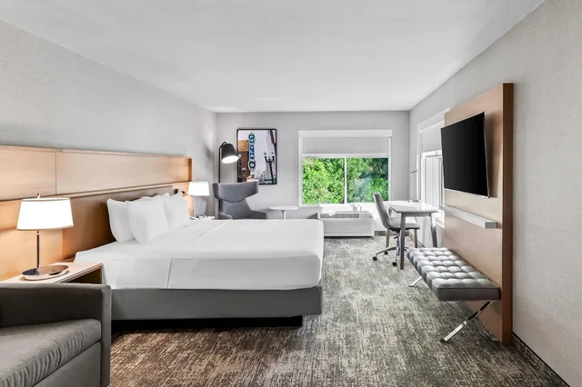 1 Bedroom, Suite, King Bed, Radisson Hotel Portland Airport 4/10