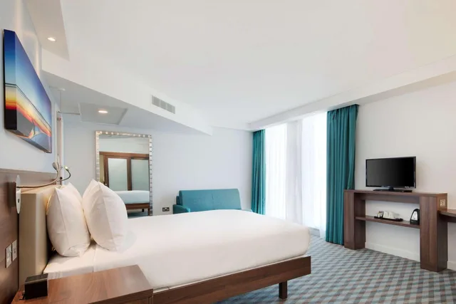 Room, Queen Bed, Runway View, Sofa, Accessible، Hampton By Hilton London Stansted Airport 4/10