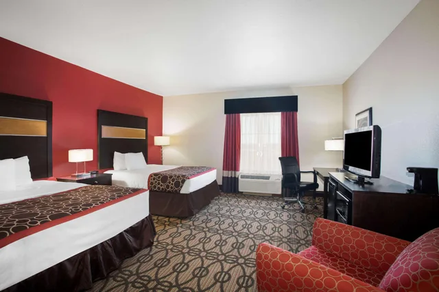 غرفة بسريرين كوين بإطلالة لذوي الإعاقة، La Quinta Inn Suites Pearsall 1/2
