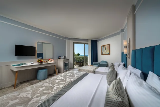 غرفة قياسية بسريرين منفصلين بإطلالة جزئية على البحر مع أريكة في المبنى الرئيسي، Pine Beach Hotel 1/1