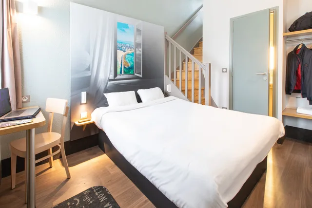 غرفة رباعية بسرير مزدوج وسريرين منفصلين، B&B Hotel Saint Malo Centre 1/6
