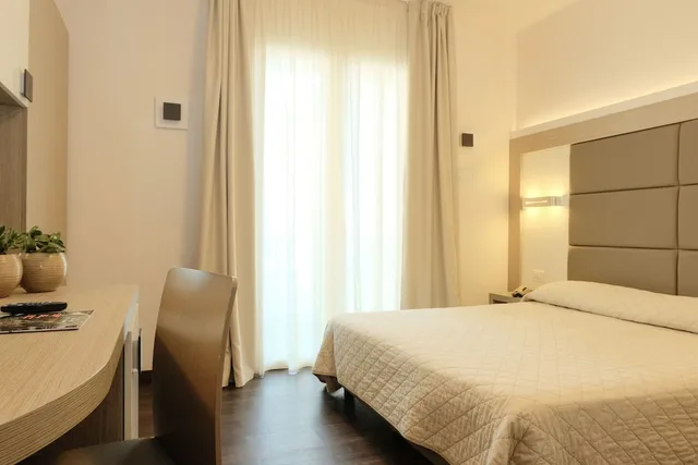 غرفة كومفورت بسريرين منفصلين بإطلالة جزئية على البحر، Hotel Orizzonte 1/4