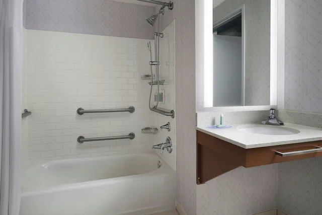 استوديو بسريرين مزدوجين لذوي الإعاقة، Springhill Suites Chicago Downtown River North 4/7