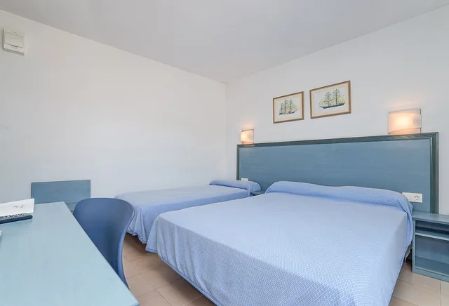 غرفة قياسية ثلاثية بسرير مزدوج وسرير فردي بشرفة، Platja D Aro Hotel 2/4