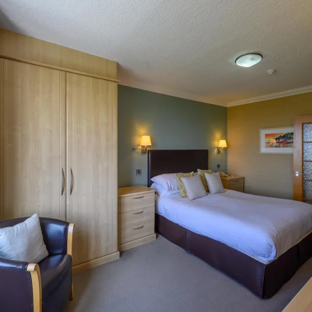 غرفة بسرير مزدوج بإطلالة على البحر بشرفة، Trefeddian Hotel 1/5