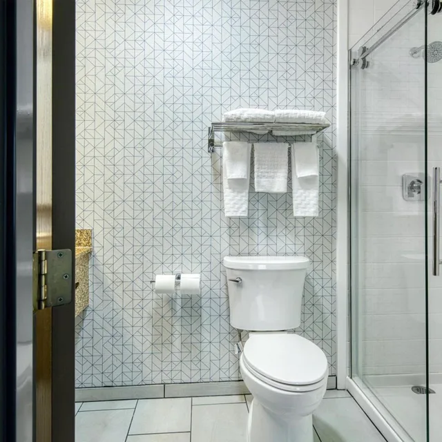 غرفة بسرير كينج مع أريكة، Best Western Northwest Lodge 7/8