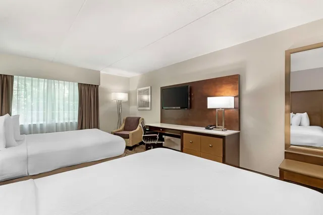 غرفة بسريرين كوين بإطلالة على المسبح، Best Western Plus Longbranch Hotel and Convention Center 1/4