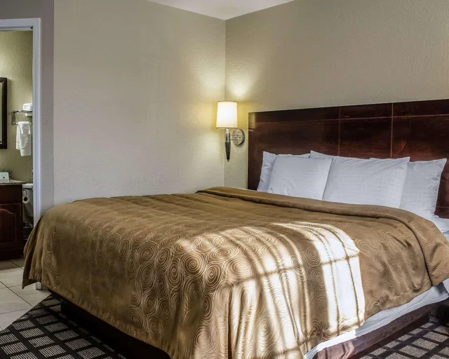 غرفة بسرير كينج، MainStay Suites Coralville - Iowa City 4/10
