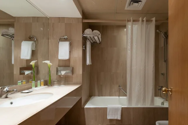 Deluxe Twin Room:، Le Commodore Hotel, Beirut 2/2