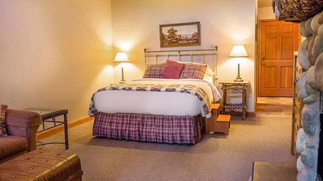 Cabin, Queen Bed, River Front, Sofa، Weasku Inn 1/1