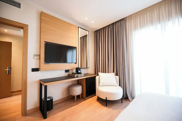 غرفة بسرير كوين بإطلالة على البحر بشرفة، Agimi And S Hotel 5/10