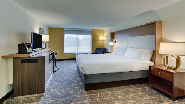 Room, Double Bed, Golf Course View، Holiday Inn Staunton Conference Center 1/3