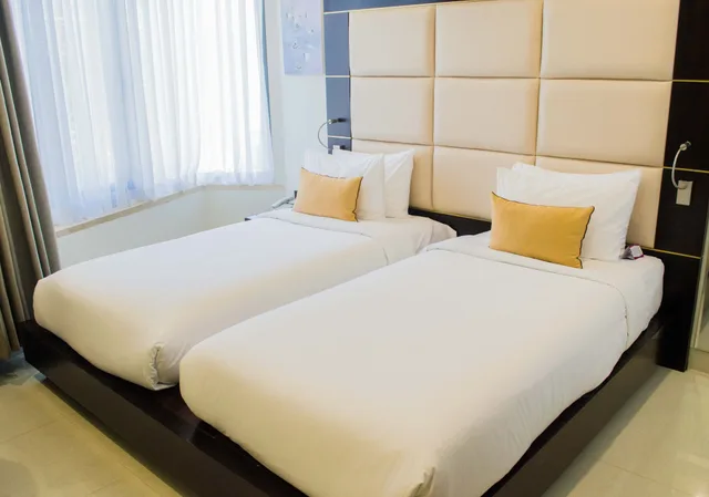 غرفة ديلوكس بسريرين منفصلين بإطلالة جزئية على البحر، Holiday Beach Hotel Danang 1/10